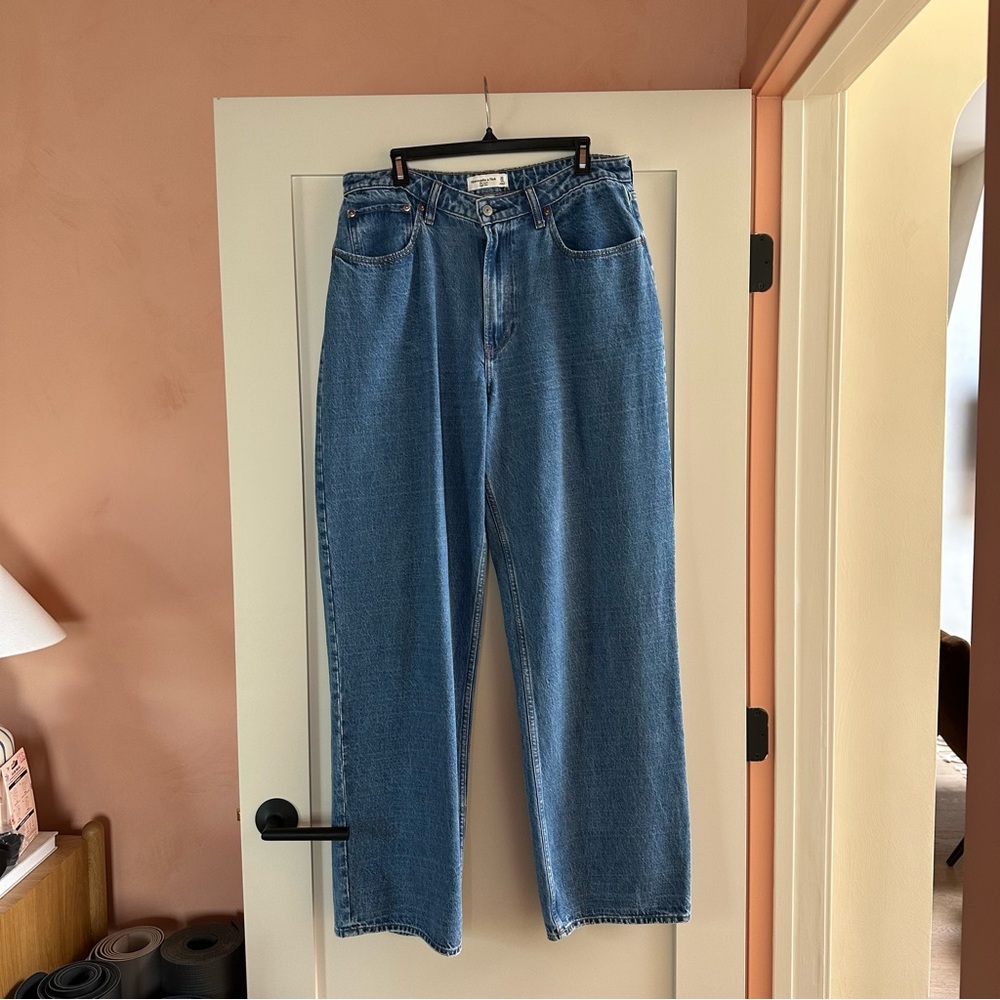 Abercrombie & Fitch Straight Leg Jeans in Medium Blue
